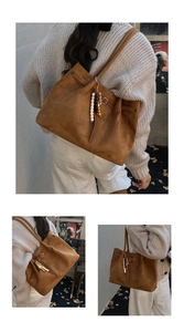 Details der Vintage-Veloursleder-Tasche in Karamell mit Holzperlen und Schnallen-Akzenten