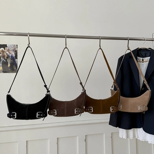 Sac croissant rétro en cuir suédé mat disponible en quatre couleurs vintage