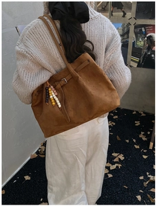 Schicke hellbraune Wildleder-Einkaufstasche mit Schnalle und Perlenanhängern im Herbst-Streetstyle