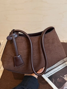 Sac à bandoulière vintage en daim marron foncé avec élégantes poignées en cuir marron