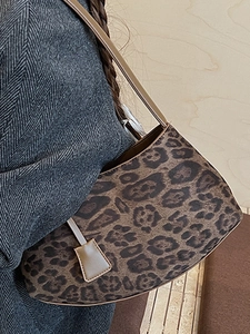 Sac à épaule vintage imprimé léopard en daim marron avec un design hobo demi-lune chic