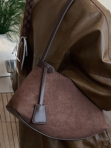 Sac à épaule léopard vintage français en daim marron avec design asymétrique