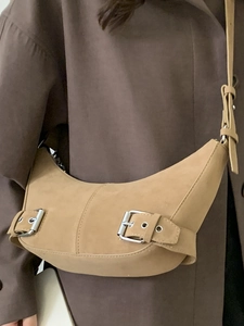 Sac hobo en daim marron camel avec boucles métalliques et bandoulière réglable
