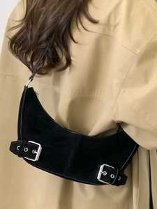 Sac hobo croissant en daim noir chic avec boucles argentées vintage sur la bandoulière