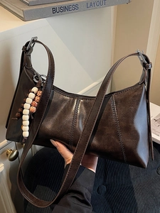 Sac sous le bras marron foncé rétro en forme de croissant avec pendentif ethnique