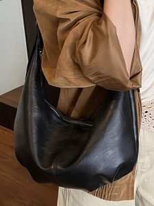 Retro black leather hobo shoulder bag with large capacity for women casual daily use