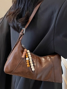 Sac sous le bras vintage marron foncé avec perles décoratives et texture cuir de qualité