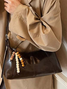 Sac sous le bras rétro marron foncé en cuir ciré avec pendentif en perles unique et élégant