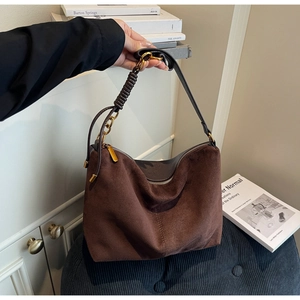 Dettaglio borsa tote vintage marrone scamosciata con tracolla in pelle e catena oro