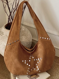 Bolso hobo de ante marrón con tachuelas de estrella plateadas y estilo vintage suave