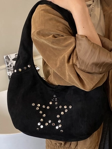Bolso hobo de ante negro con remaches de estrella plateados y correa para el hombro