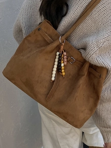Braune Wildleder-Tragetasche für Damen mit Perlenquasten-Anhänger und verstellbarem Riemen