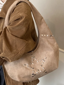 Bolso hobo de ante marrón con diseño de remaches en forma de estrella de estilo retro