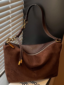 Borsa tote vintage in pelle scamosciata marrone scuro con elegante catena dorata