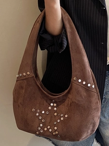 Bolso hobo de ante marrón con diseño de estrellas de remaches metálicos para mujer