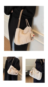 Dettaglio della borsa tote in peluche beige con manici marroni e ciondolo a orsetto