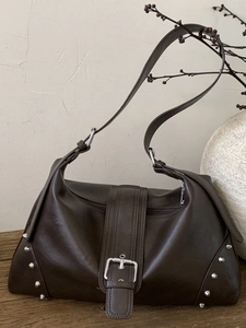 Borsa a tracolla retrò marrone con borchie argentate e fibbia in metallo alla moda