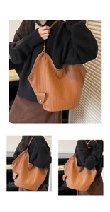 Détail du sac cabas marron avec texture à chevrons et fines bandoulières assorties