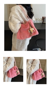 Dettaglio della borsa in peluche rosa con morbida pelliccia e ciondolo a forma di orso