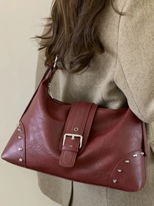 Borsa a spalla bordeaux vintage con borchie argentate e fibbia in stile biker chic