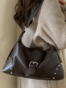 Borsa a spalla vintage marrone con dettaglio fibbia e borchie in metallo argento per donna