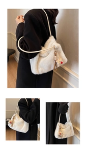 Dettaglio della borsa tote in peluche bianco con finta pelliccia e sottile tracolla in pelle