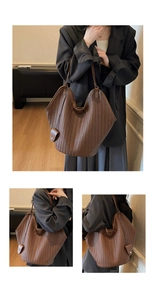 Détail du sac cabas en cuir tressé marron café avec texture à chevrons et poche