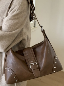 Borsa sottobraccio vintage marrone scuro in ecopelle con borchie e fibbia decorativa