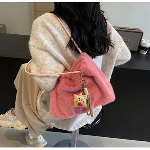 Borsa a spalla in peluche rosa con ciondolo a forma di toast e tracolla in pelle