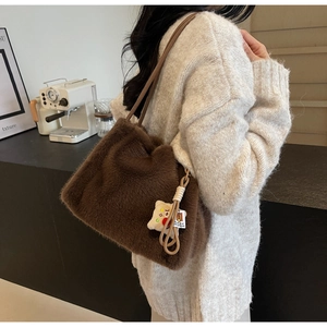 Borsa tote in ecopelliccia marrone scuro con tracolla e ciondolo a forma di toast