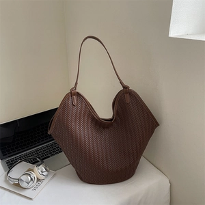 Vue détaillée du sac cabas tressé marron foncé avec un design hobo rétro et minimaliste