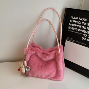 Dettaglio della texture in peluche rosa e del ciondolo a forma di orso sulla borsa