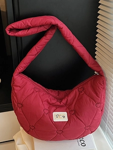 Dunkelrote Stepptasche mit Herzmuster, Puffer-Hobo-Design und gepolstertem Riemen