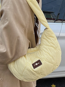 Gelbe gesteppte Halbmondtasche mit Herzmuster und breitem Schultergurt für Damen