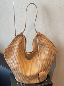 Sac fourre-tout en cuir tressé aux tons terre avec bretelles et petite pochette pendante