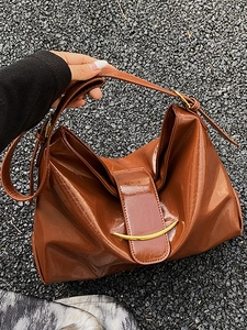 Sac fourre-tout chic en cuir ciré marron avec boucle dorée et bandoulière réglable