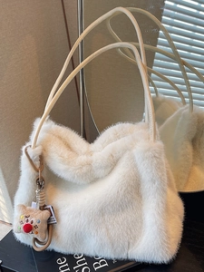 Borsa a Tracolla Plissettata in Peluche da Donna Minimalista in Pelliccia Sintetica con Ciondolo a Orsetto Morbida Borsa Invernale