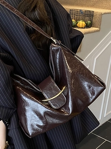 Sac fourre-tout tendance marron foncé brillant avec boucle en métal doré pour femmes