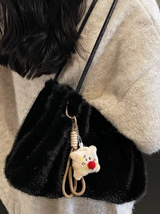 Borsa a spalla in ecopelliccia nera con corda intrecciata beige e ciondolo peluche carino