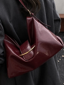 Sac fourre-tout chic en cuir verni bordeaux avec boucle dorée pour la mode automne femme