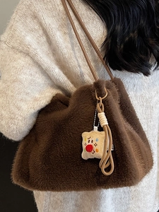 Borsa a spalla minimalista marrone in peluche con grazioso ciondolo cartone