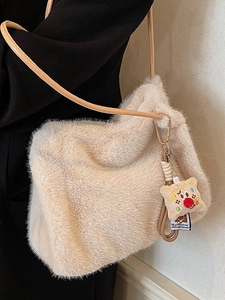 Borsa a spalla chic in peluche beige con cinturino in pelle e pendente decorativo