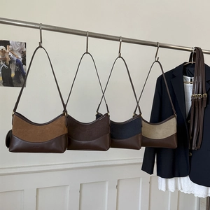 Hobo-Taschen aus Wildleder-Patchwork in Karamell, Marine und Braun mit Lederbesatz