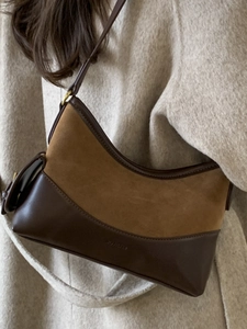 Minimalistische Schultertasche aus Camel-Wildleder und braunem Leder mit Logo-Prägung