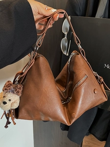 Handtasche aus braunem PU-Leder in Dreiecksform mit Leoparden-Hundeanhänger für Damen