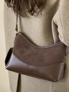 Dunkelbraune Schultertasche aus Leder und Wildleder für Damen mit modernem Markenlogo-Design