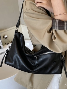 Schwarze Schultertasche aus weichem Leder mit silbernem Reißverschluss und viel Platz