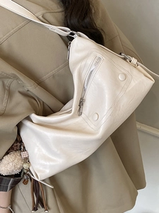 Retro cremeweiße Umhängetasche aus weichem Leder mit Metallreißverschluss und Quastendetail