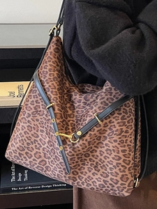 Fashionable leopard print shoulder bag with large capacity and vintage hobo bucket design