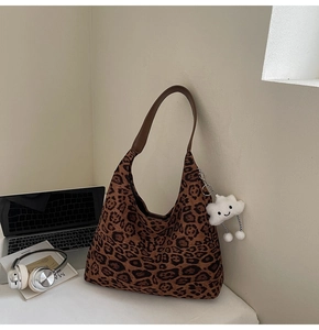 Detailansicht der Leopard-Einkaufstasche mit Lederriemen und Wolkenanhänger im Lifestyle-Stil